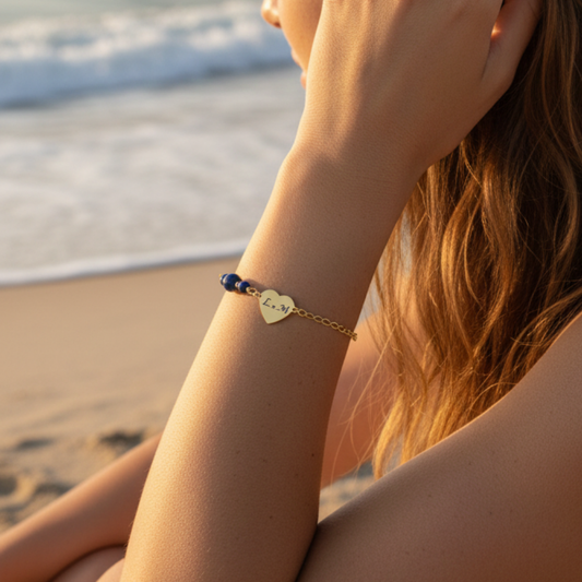 Bracelet Soline personnalisable en pierres naturelles avec gourmette gravée porté au poignet