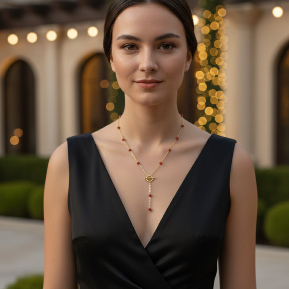 Collier Zoé en pierres naturelles personnalisable porté, bijou raffiné et sur mesure pour femme